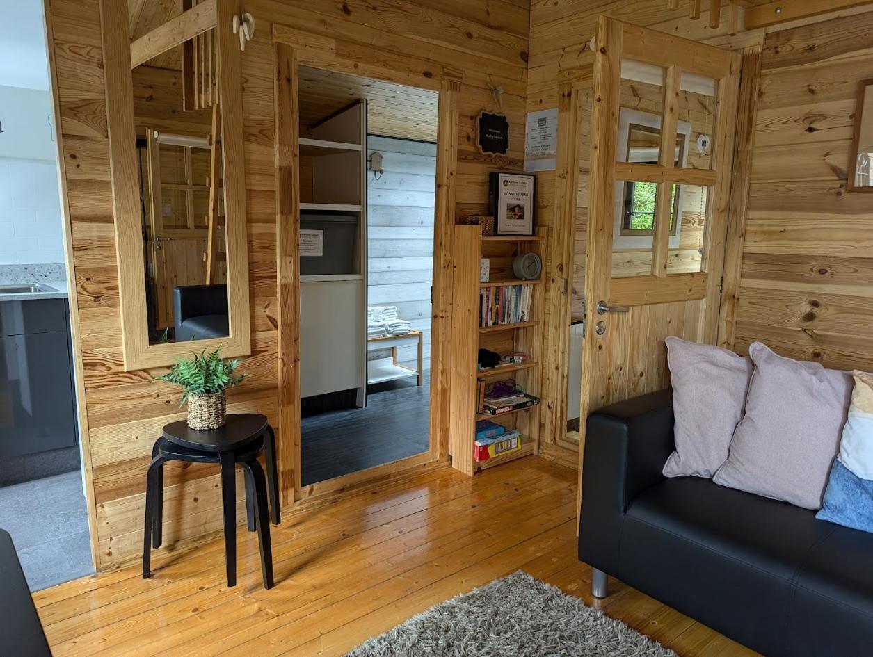 'Monktonmead Lodge' In Secluded Setting, With Private Indoor Pool. ライド エクステリア 写真